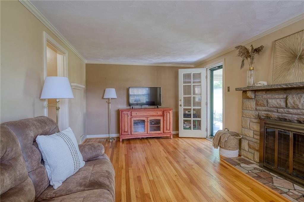 2346 Crestview Road Pittsburgh, PA 15216 - Photo 9 of 25 Living Room