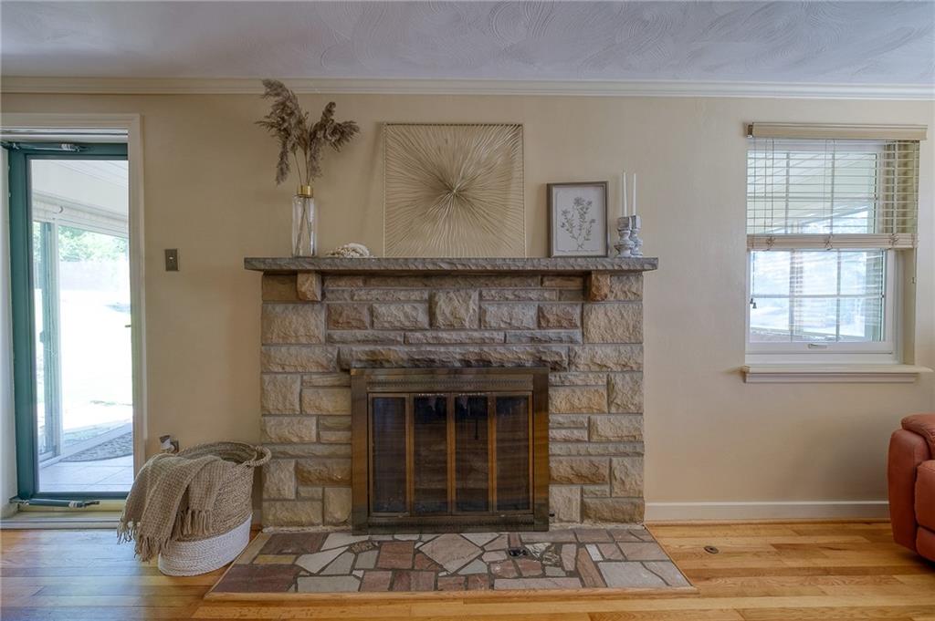 2346 Crestview Road Pittsburgh, PA 15216 - Photo 10 of 25 Living Rooom