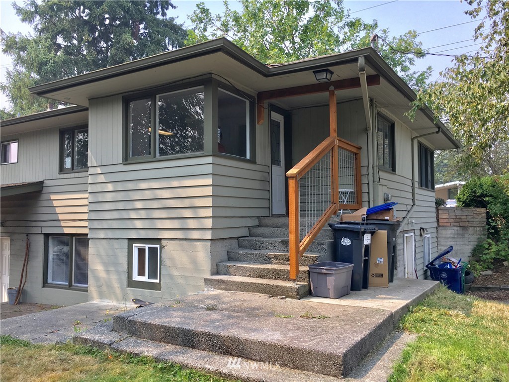 428 North Laventure Road Mount Vernon, WA 98273 - Photo 2 of 24 a view of a house with a patio and a yard