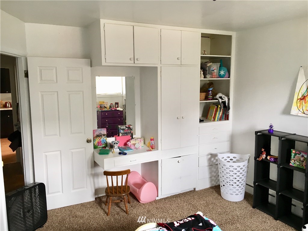428 North Laventure Road Mount Vernon, WA 98273 - Photo 14 of 24 a room with toys and kitchen view
