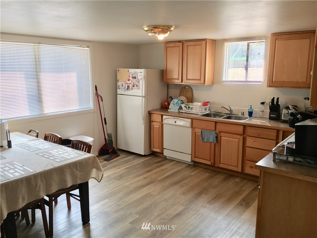 428 North Laventure Road Mount Vernon, WA 98273 - Photo 18 of 24 a kitchen with a table chairs refrigerator and cabinets