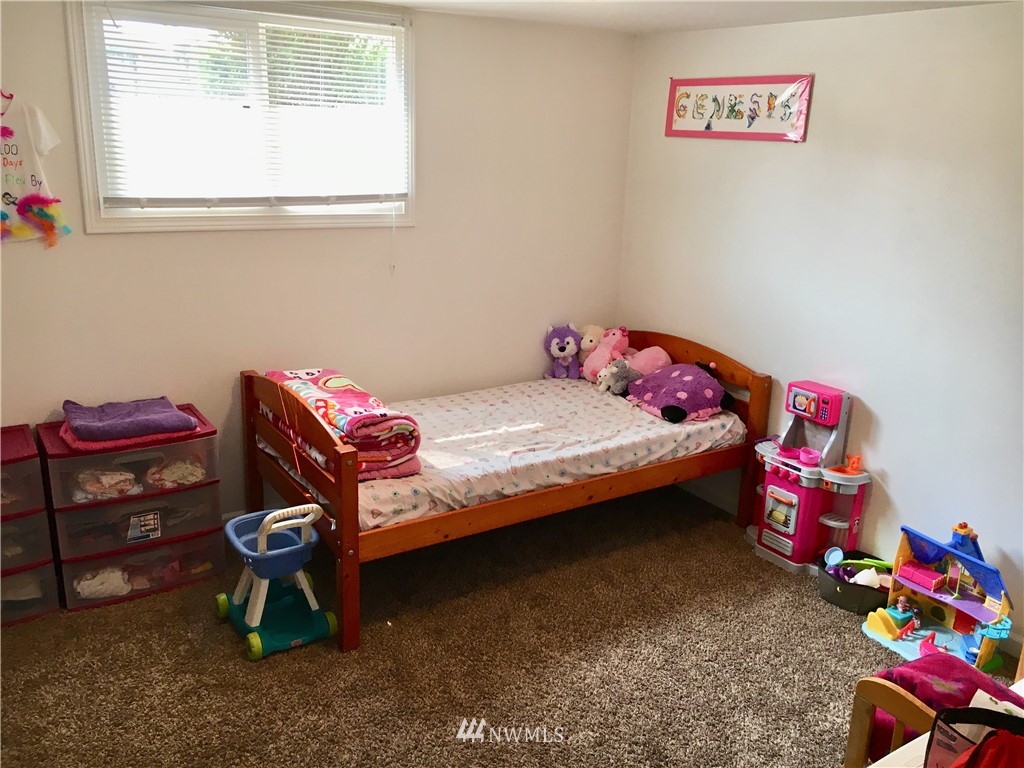 428 North Laventure Road Mount Vernon, WA 98273 - Photo 20 of 24 a bedroom with a bed and a window