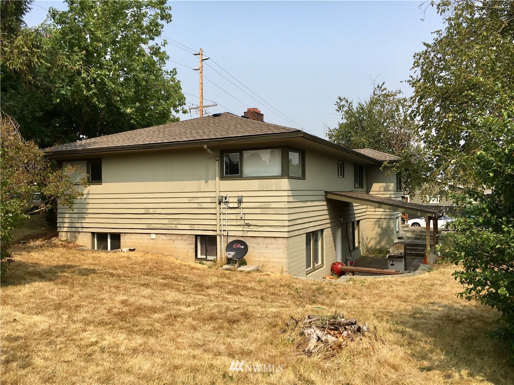 428 North Laventure Road Mount Vernon, WA 98273 - Photo 3 of 24 a view of a house with a yard