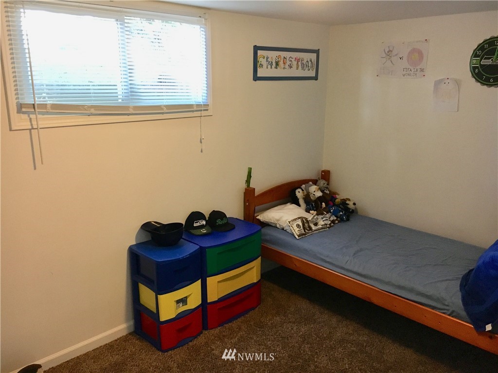 428 North Laventure Road Mount Vernon, WA 98273 - Photo 21 of 24 a room with furniture and window