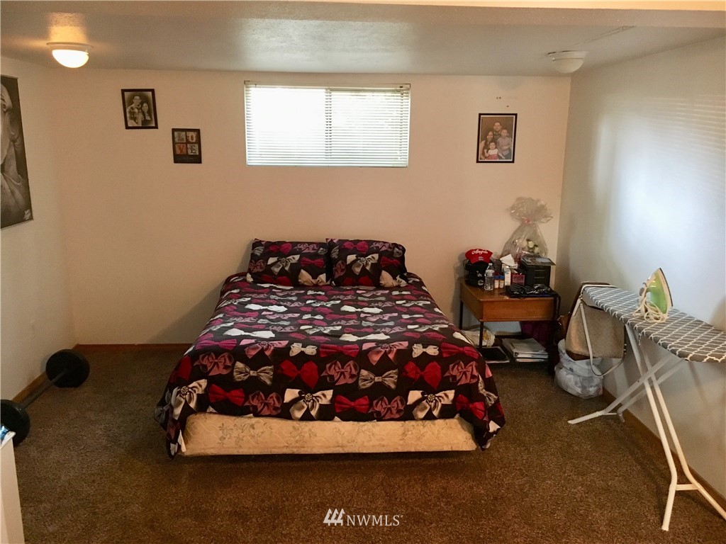 428 North Laventure Road Mount Vernon, WA 98273 - Photo 22 of 24 a bedroom with a bed and a couch