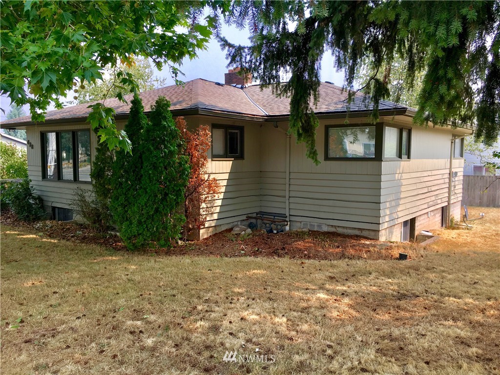428 North Laventure Road Mount Vernon, WA 98273 - Photo 4 of 24 a view of a house with a yard