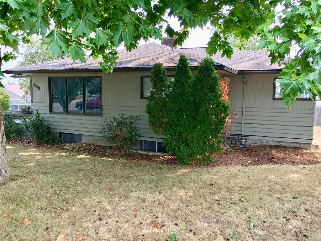 428 North Laventure Road Mount Vernon, WA 98273 - Photo 5 of 24 a front view of a house with garden