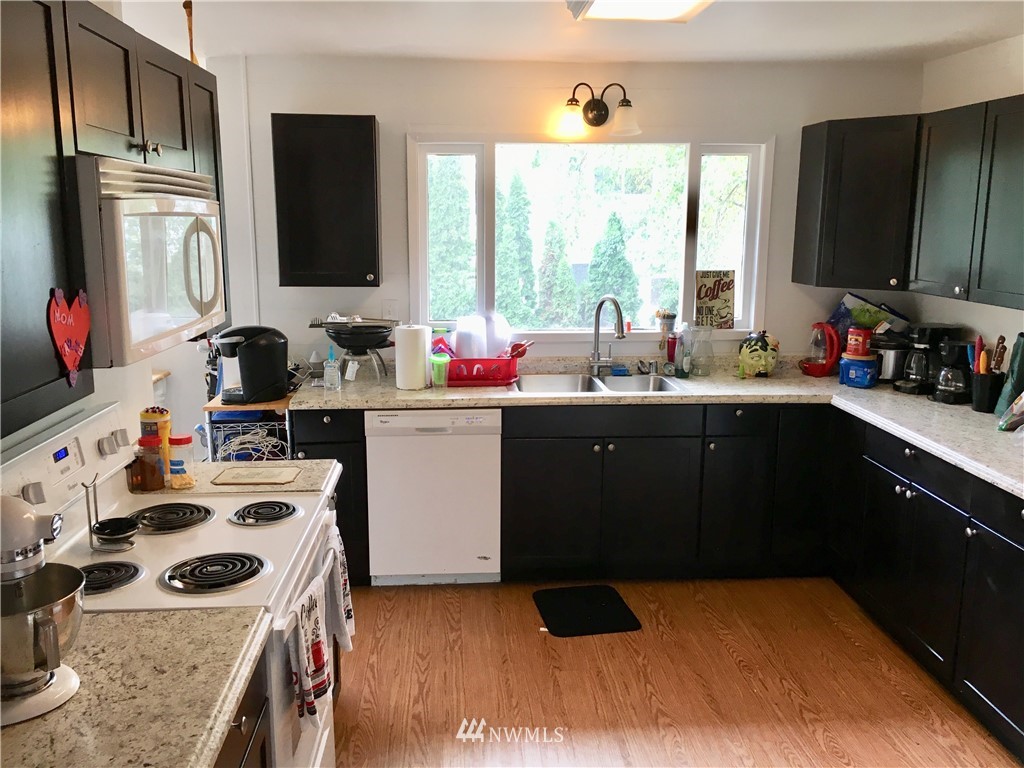 428 North Laventure Road Mount Vernon, WA 98273 - Photo 9 of 24 a kitchen with a sink stove and refrigerator