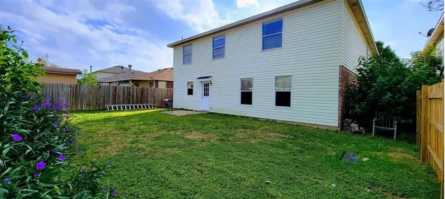 a view of a house with backyard and garden