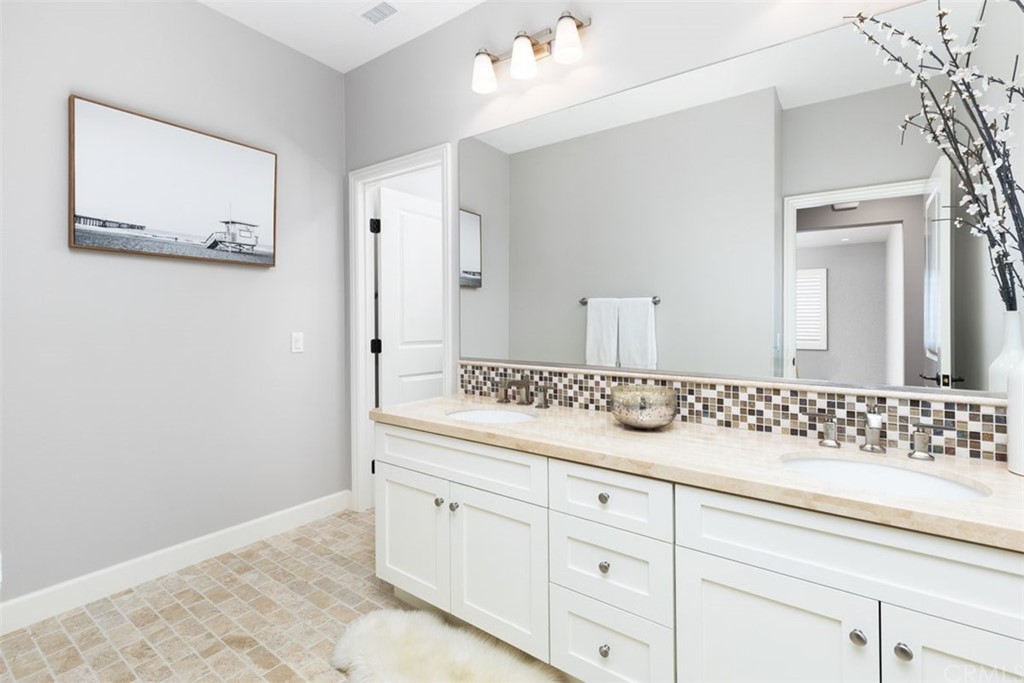 64 Domani Irvine, CA 92618 - Photo 22 of 39 Dual sinks for the 2 bedrooms like its own little wing of the upstairs