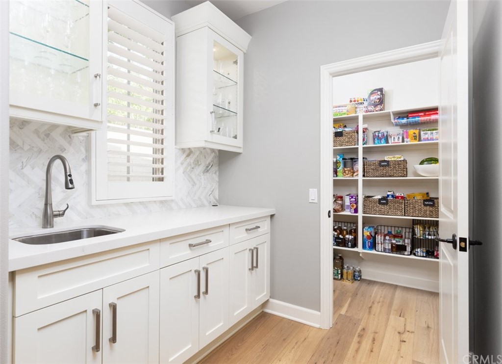 64 Domani Irvine, CA 92618 - Photo 7 of 39 Butler pantry with wet bar