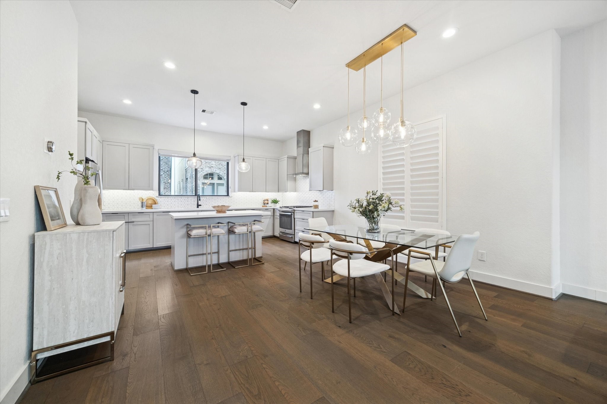 1122 Thompson Street Houston, TX 77007 - Photo 4 of 25 a large kitchen with a table and chairs