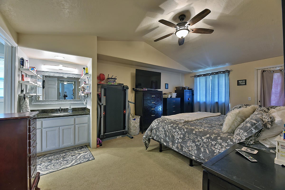 2812 Table Rock Road Medford, OR 97501 - Photo 5 of 24 5