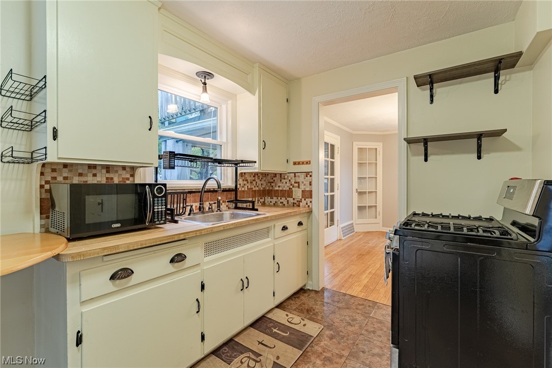 2227 Barrington Road Cleveland, OH 44118 - Photo 10 of 25 Gallery Image 10