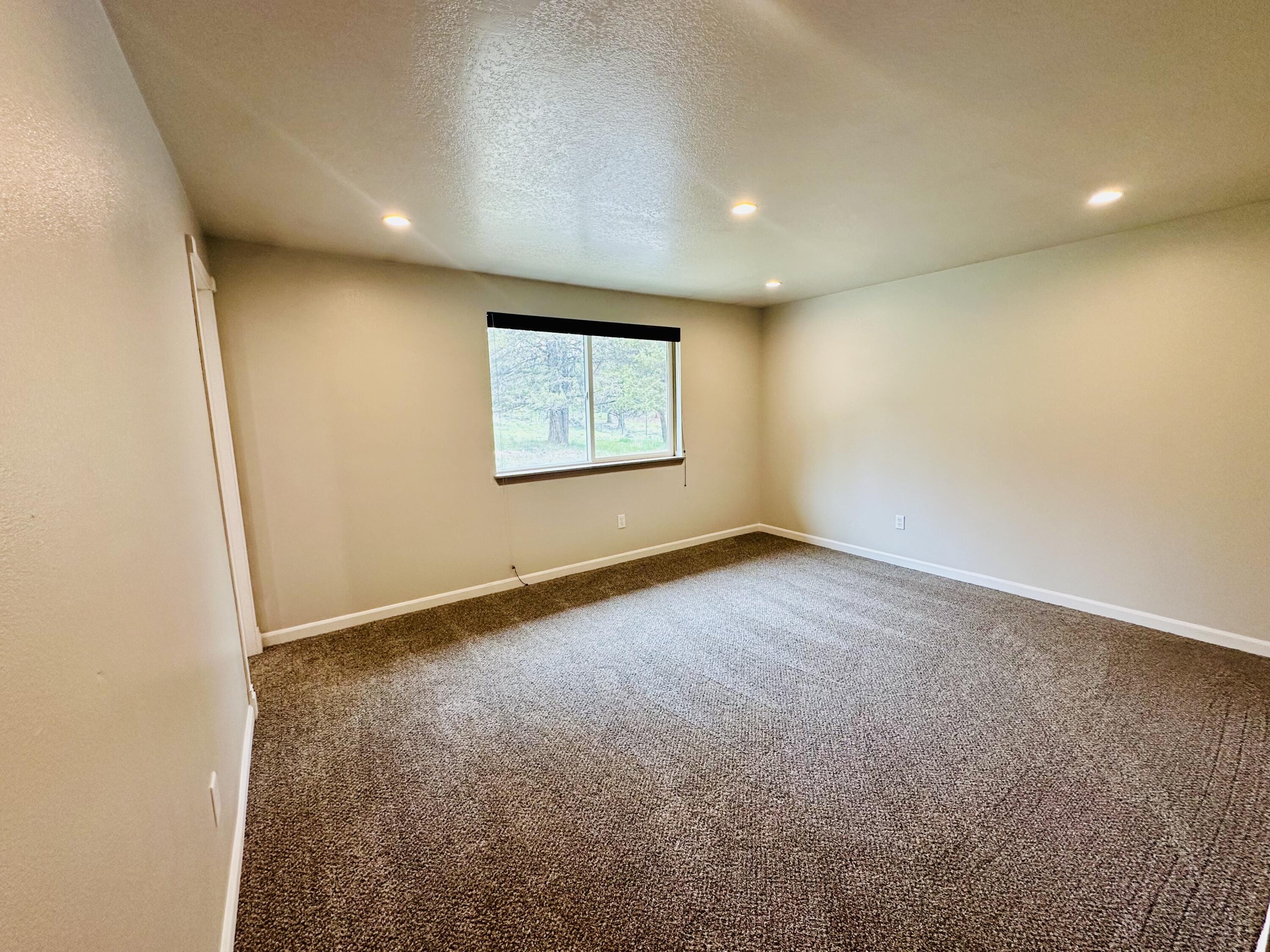 16524 Fieldcrest Road Klamath Falls, OR 97603 - Photo 30 of 58 an empty room with windows