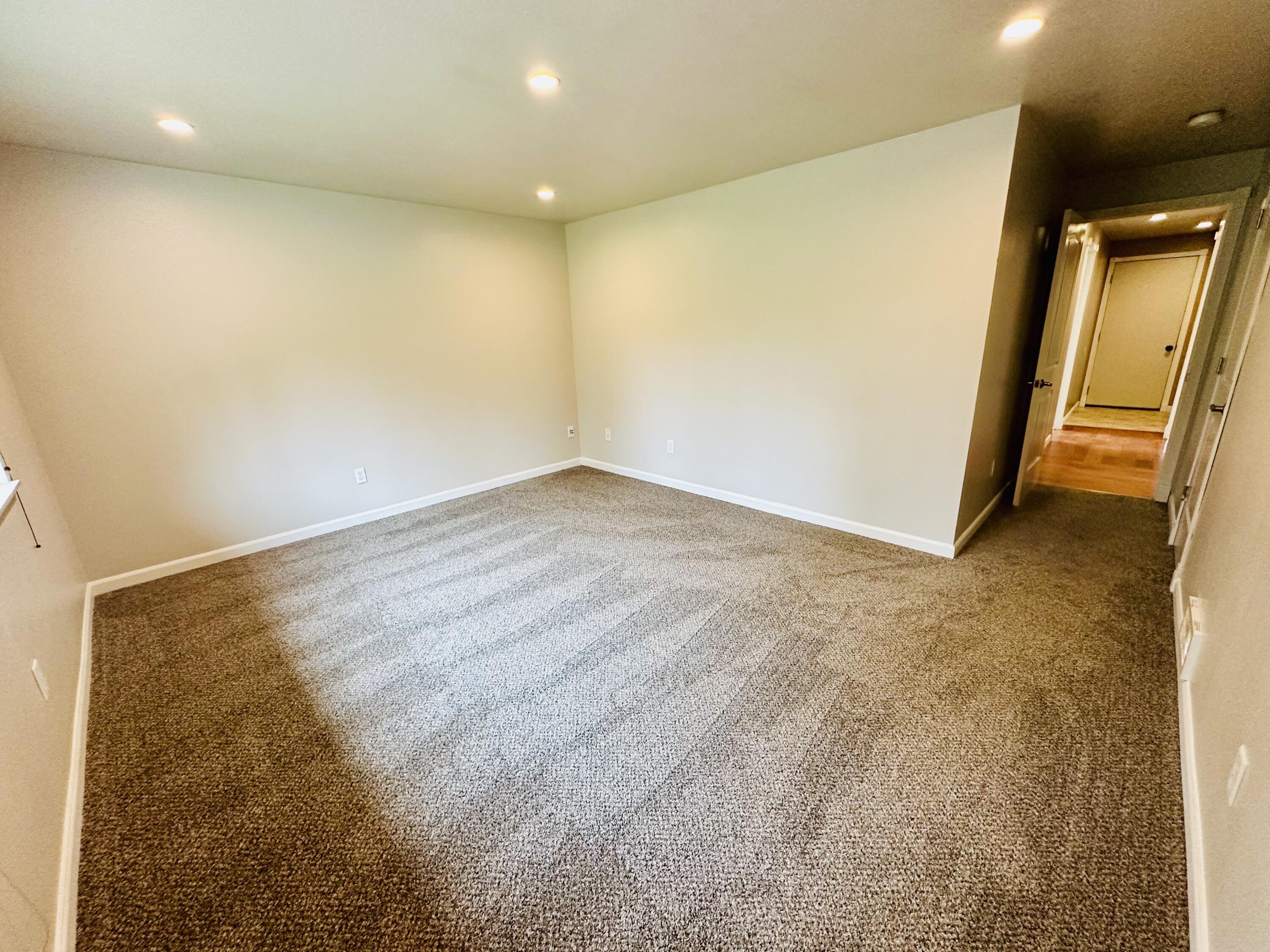 16524 Fieldcrest Road Klamath Falls, OR 97603 - Photo 32 of 58 an empty room with a mirror
