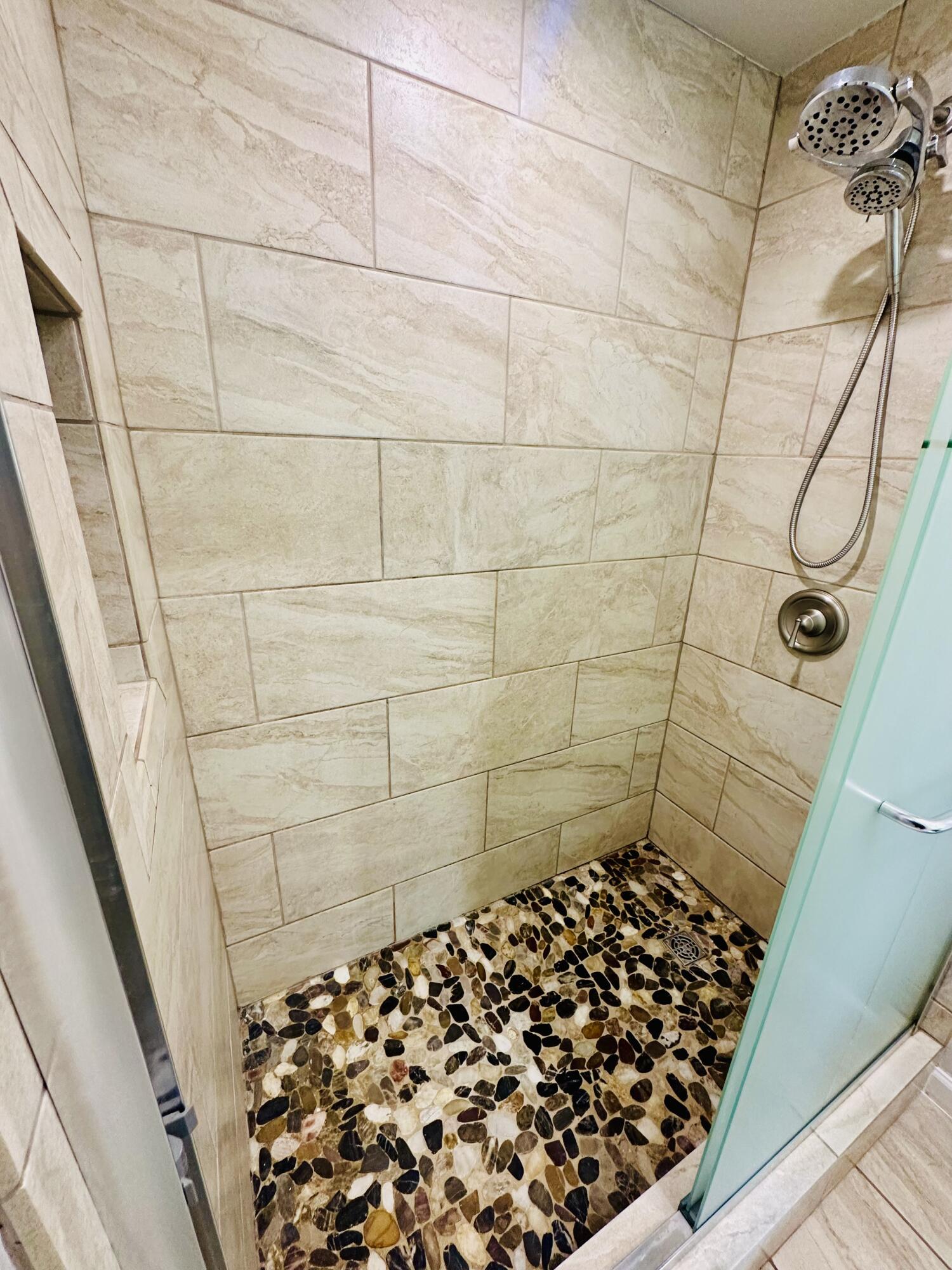 16524 Fieldcrest Road Klamath Falls, OR 97603 - Photo 34 of 58 a bathroom with a shower