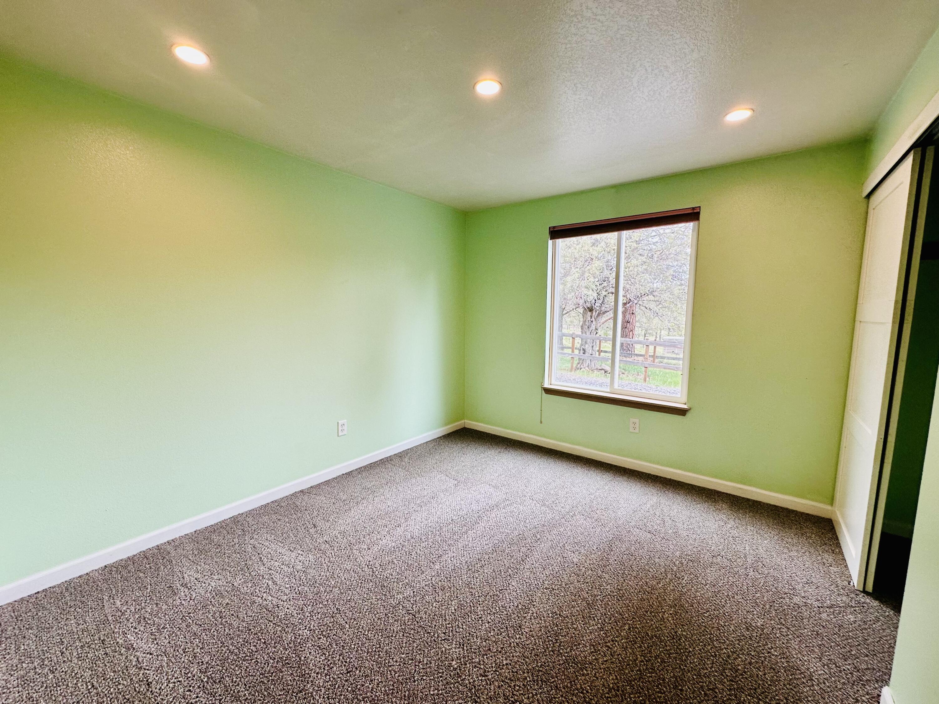 16524 Fieldcrest Road Klamath Falls, OR 97603 - Photo 36 of 58 an empty room with windows