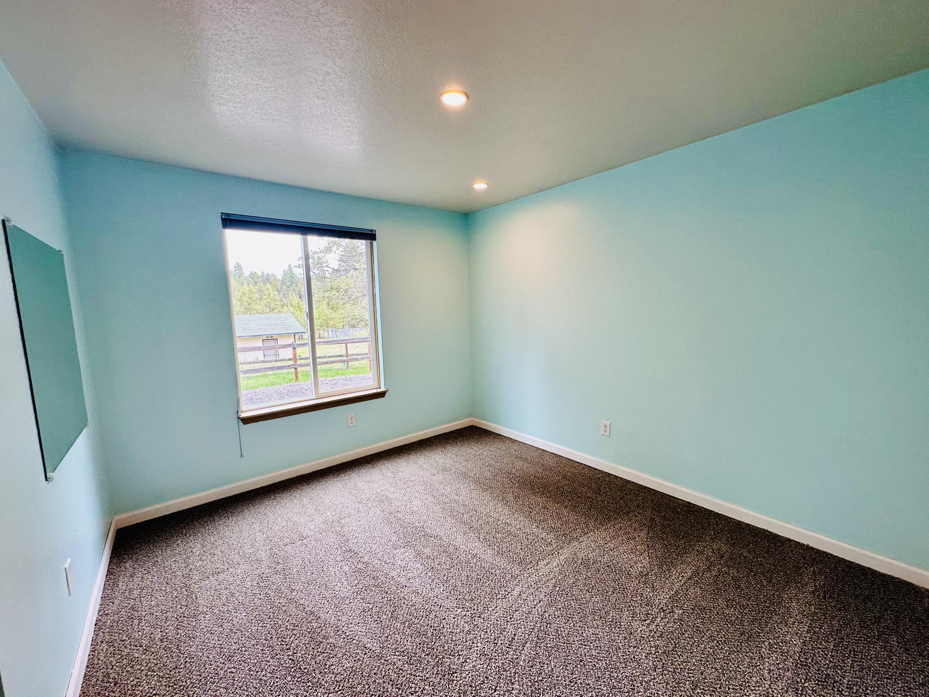 16524 Fieldcrest Road Klamath Falls, OR 97603 - Photo 38 of 58 an empty room with windows
