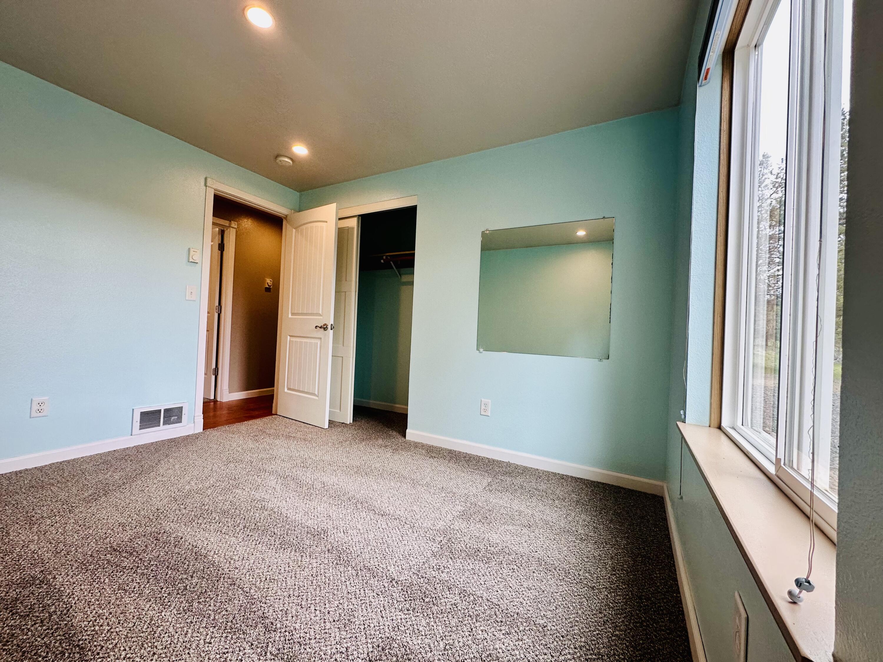 16524 Fieldcrest Road Klamath Falls, OR 97603 - Photo 39 of 58 an empty room with closet and windows