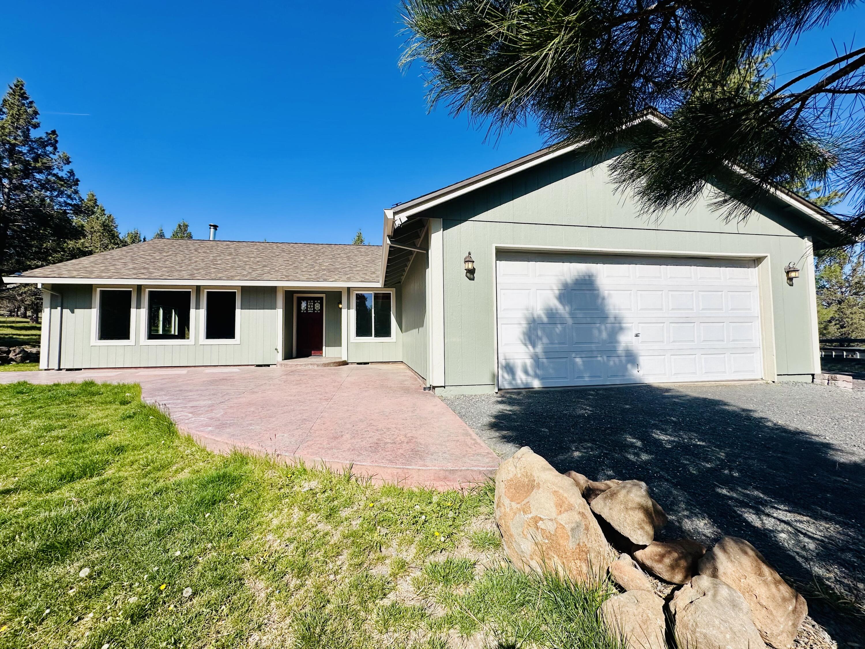 16524 Fieldcrest Road Klamath Falls, OR 97603 - Photo 4 of 58 a front view of a house with garden