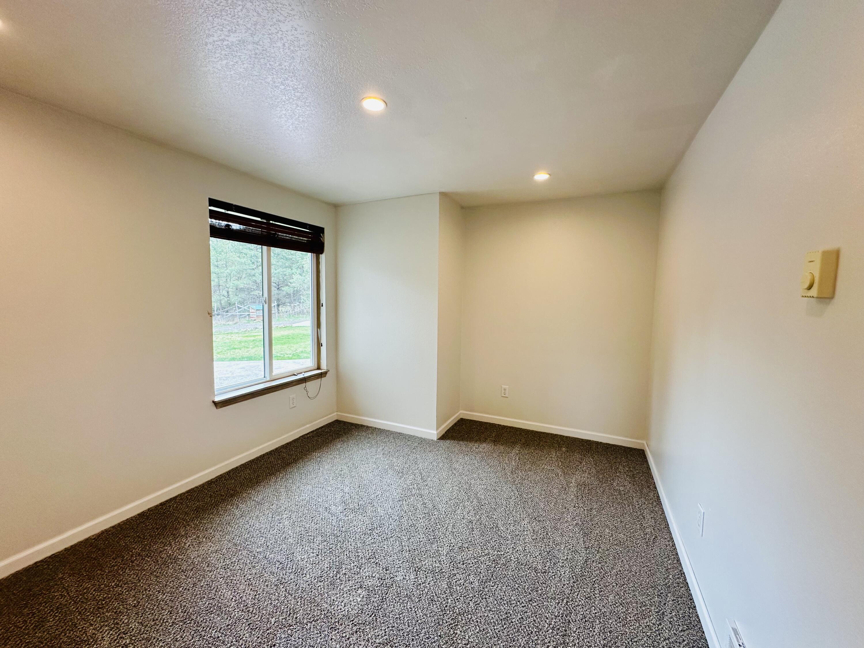 16524 Fieldcrest Road Klamath Falls, OR 97603 - Photo 41 of 58 an empty room with windows