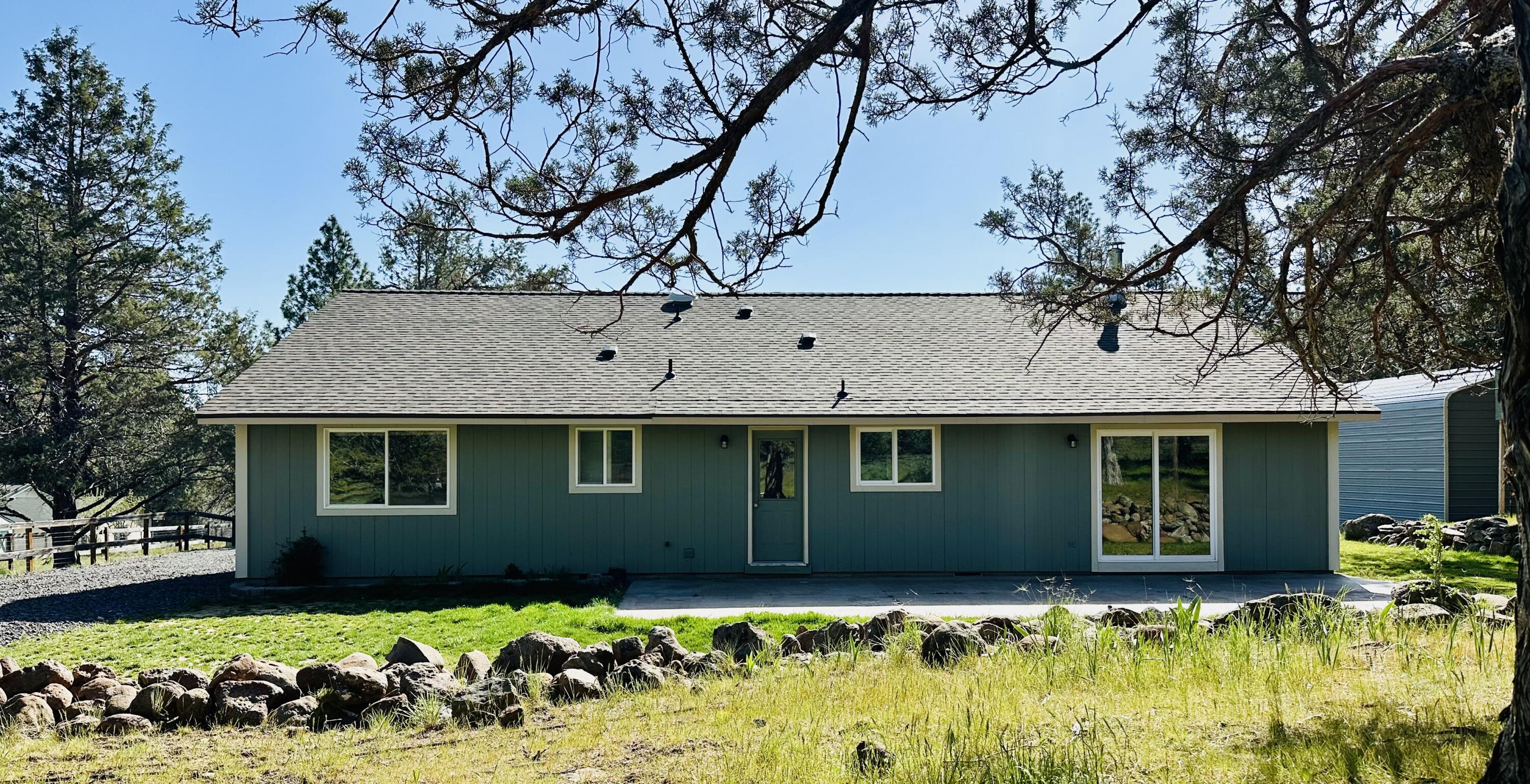 16524 Fieldcrest Road Klamath Falls, OR 97603 - Photo 6 of 58 a front view of a house
