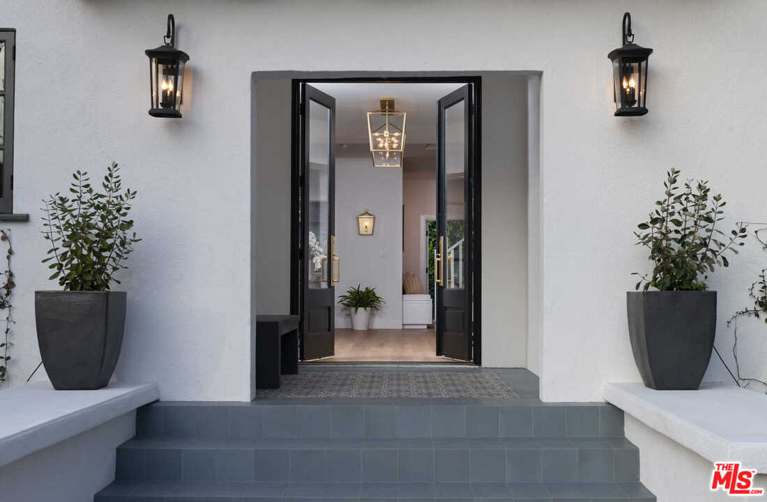 722 South Muirfield Road Los Angeles, CA 90005 - Photo 2 of 47 Gallery Image 2