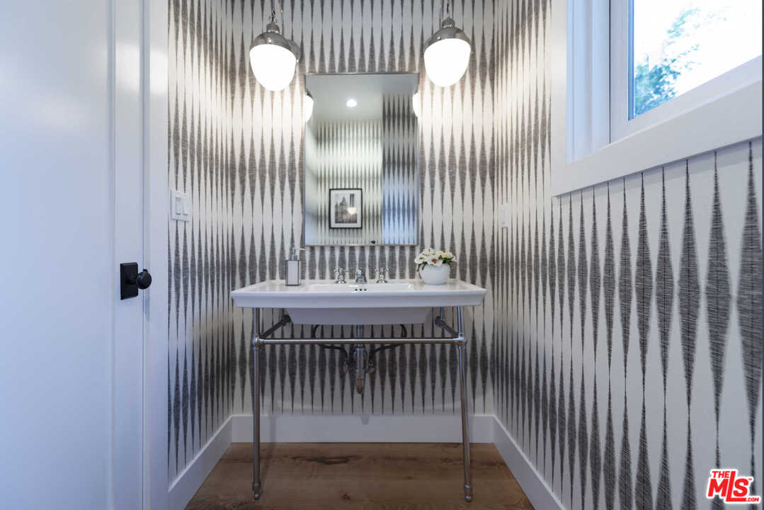 722 South Muirfield Road Los Angeles, CA 90005 - Photo 16 of 47 Gallery Image 16