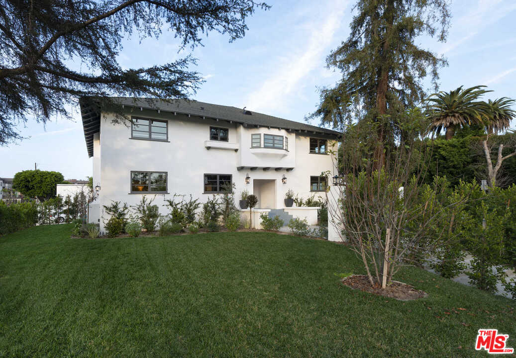 722 South Muirfield Road Los Angeles, CA 90005 - Photo 3 of 47 Gallery Image 3