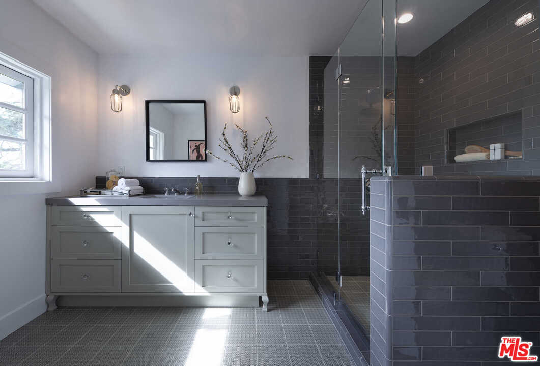 722 South Muirfield Road Los Angeles, CA 90005 - Photo 27 of 47 Gallery Image 27
