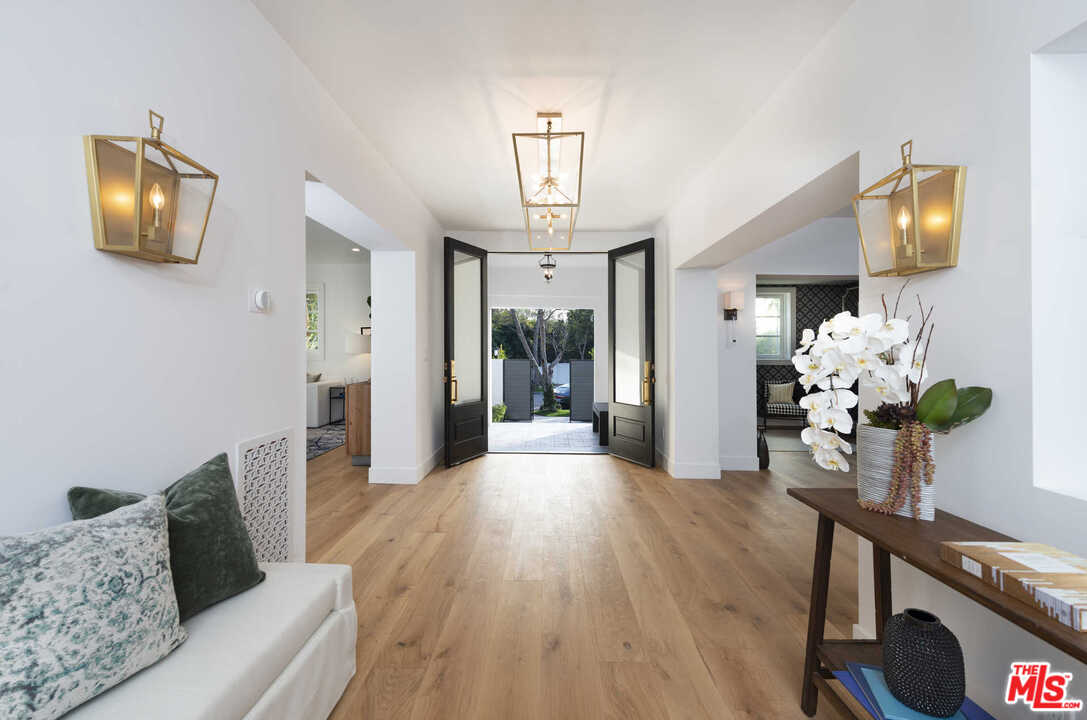 722 South Muirfield Road Los Angeles, CA 90005 - Photo 4 of 47 Gallery Image 4