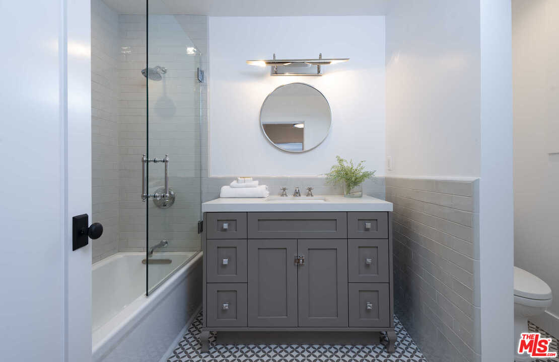 722 South Muirfield Road Los Angeles, CA 90005 - Photo 32 of 47 Gallery Image 32