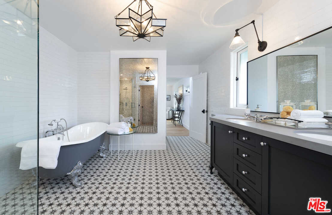 722 South Muirfield Road Los Angeles, CA 90005 - Photo 36 of 47 Gallery Image 36