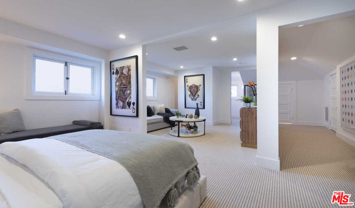 722 South Muirfield Road Los Angeles, CA 90005 - Photo 40 of 47 Gallery Image 40