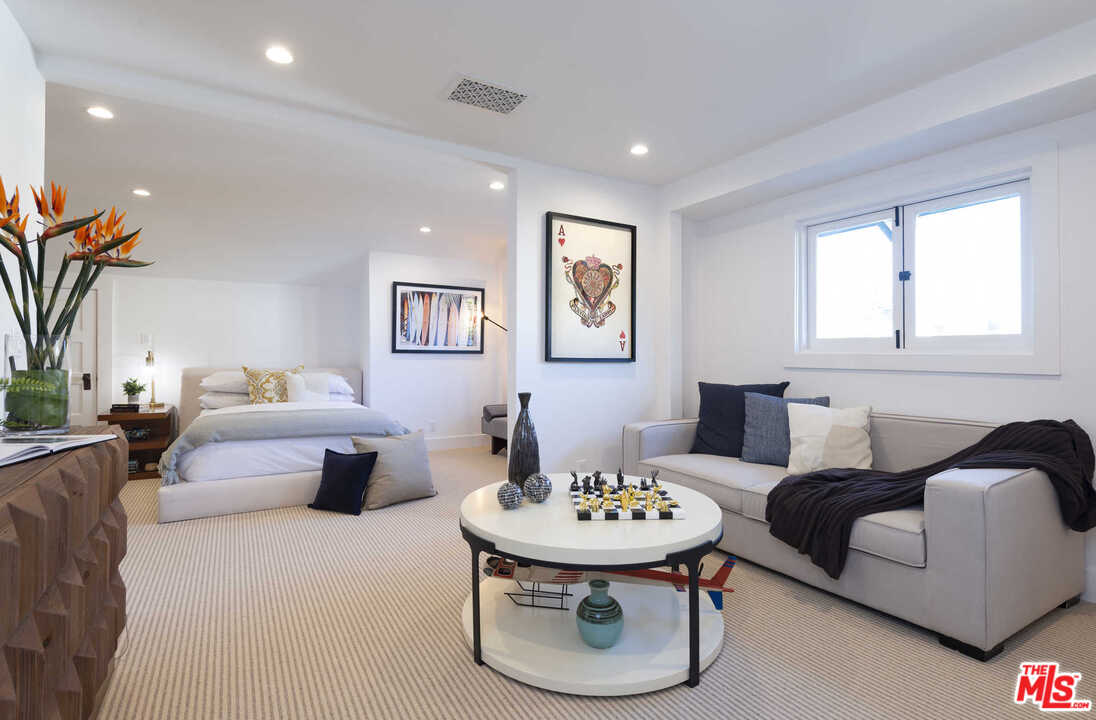 722 South Muirfield Road Los Angeles, CA 90005 - Photo 41 of 47 Gallery Image 41
