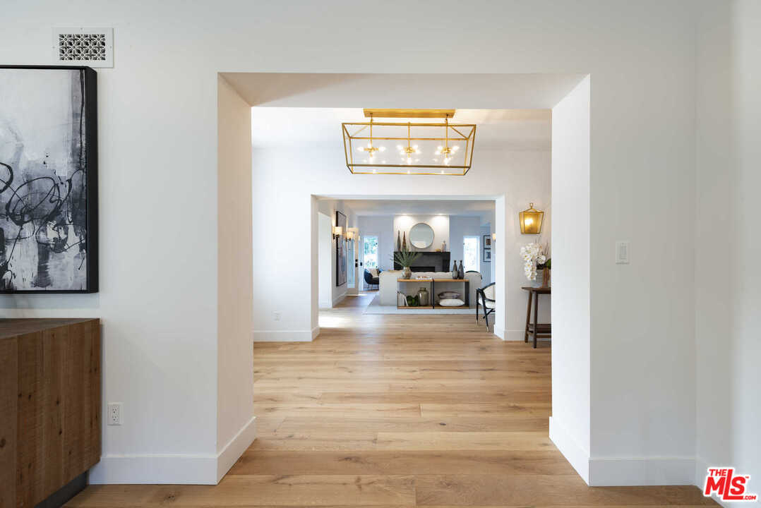 722 South Muirfield Road Los Angeles, CA 90005 - Photo 6 of 47 Gallery Image 6