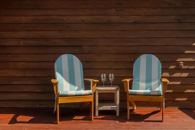 a view of entryway with a workspace