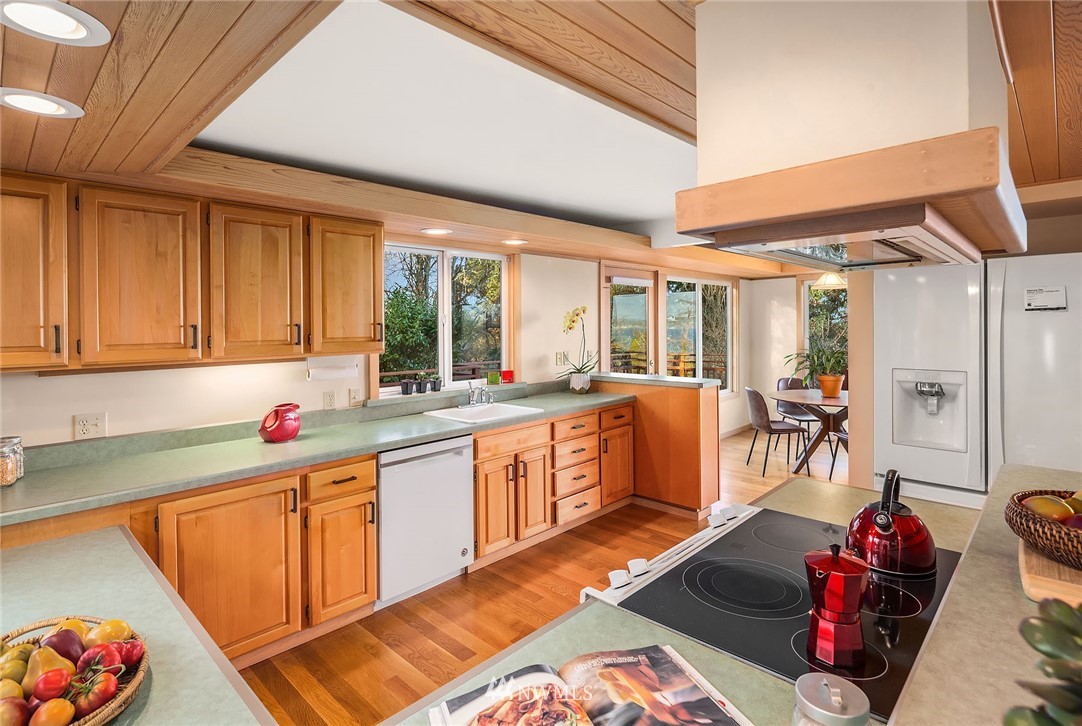 6115 Southwest Luana Beach Road Vashon, WA 98070 - Photo 10 of 35 Gallery Image 10