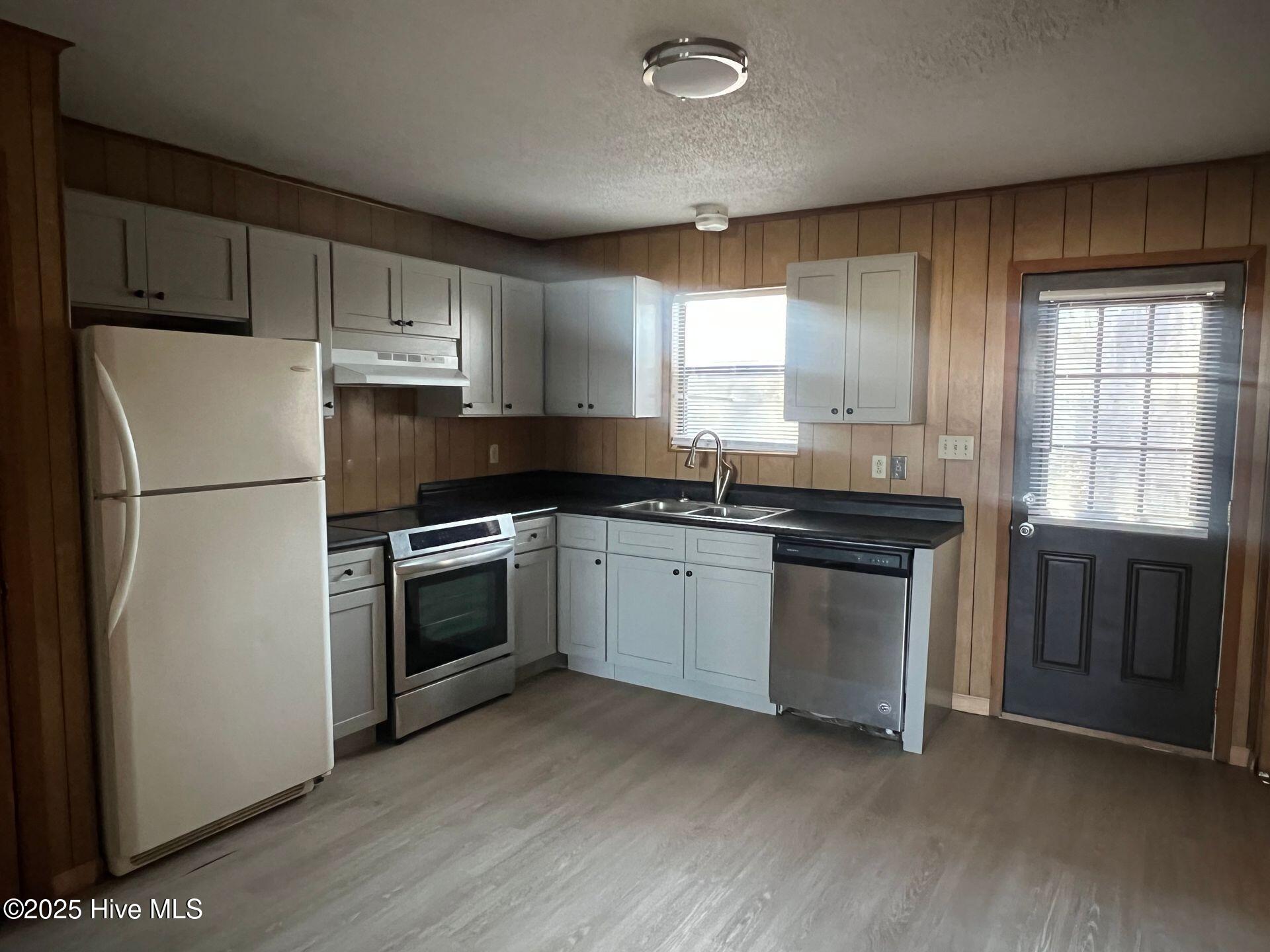 2510 Commerce Road, Unit B Jacksonville, NC 28546 - Photo 2 of 6 kitchen