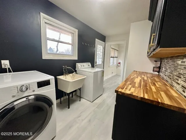 a en suite bathroom with a sink and a mirror