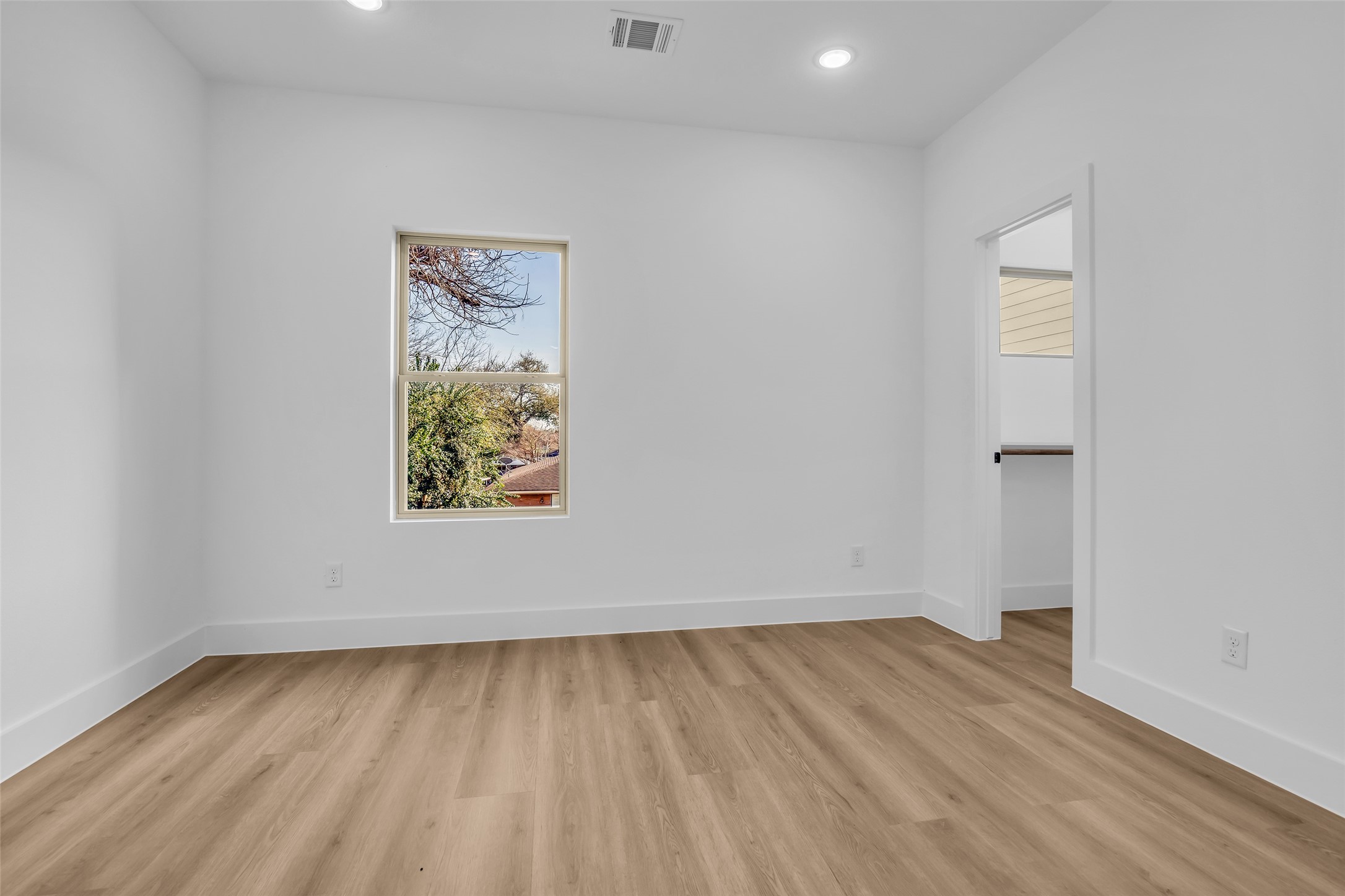 1506 Griffin Street Houston, TX 77009 - Photo 26 of 38 Third bedroom up also has large walk in closet, light and bright.