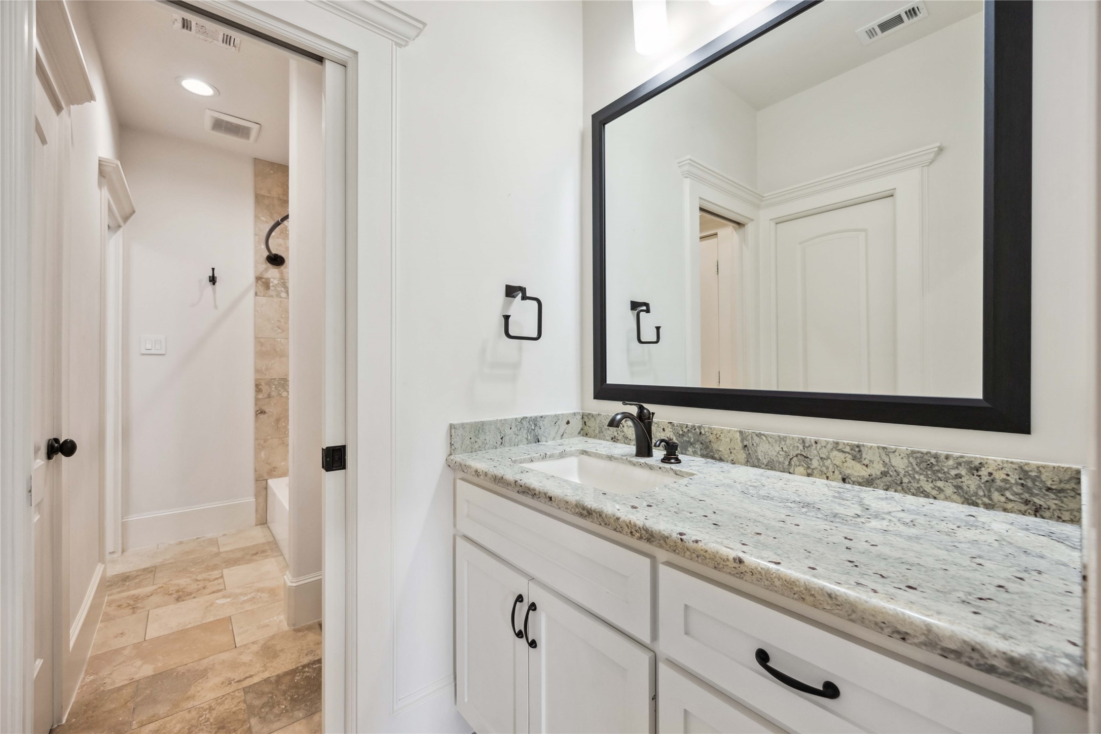 215 Malone Street Houston, TX 77007 - Photo 34 of 48 Upstairs Bathroom