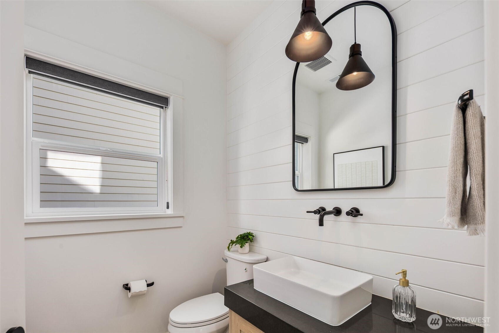 8912 17th Avenue Northeast Seattle, WA 98115 - Photo 18 of 40