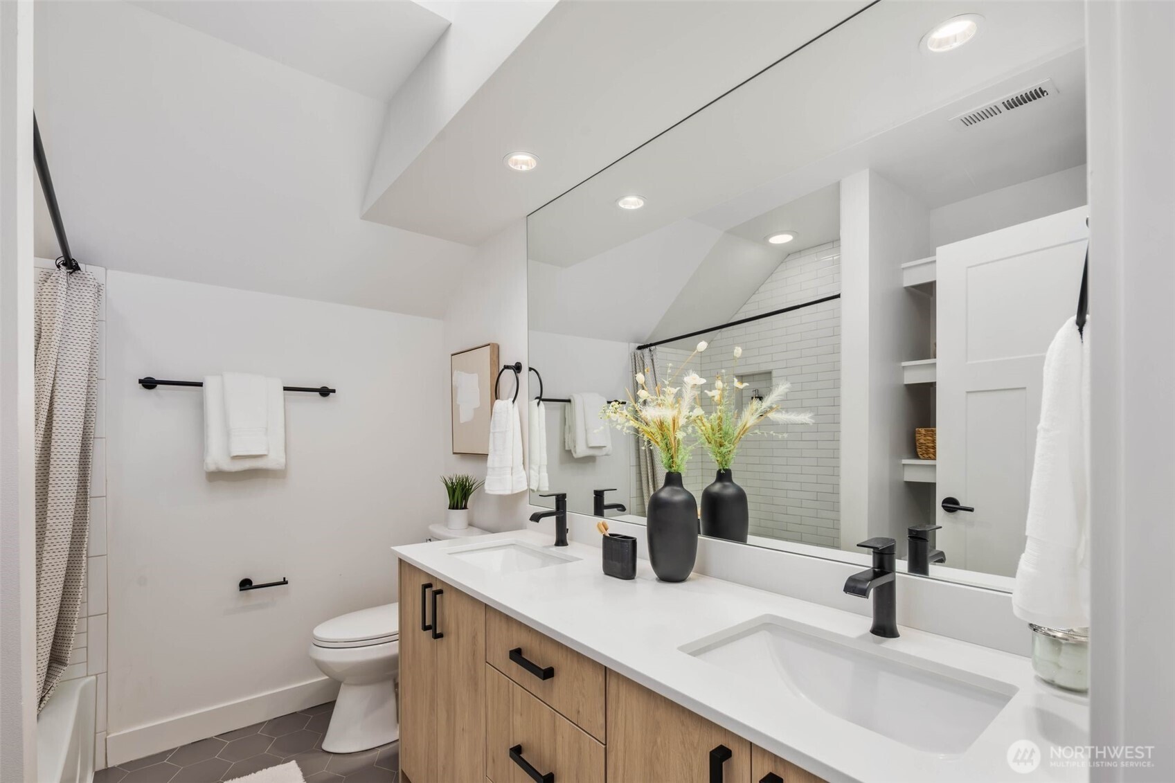 8912 17th Avenue Northeast Seattle, WA 98115 - Photo 29 of 40