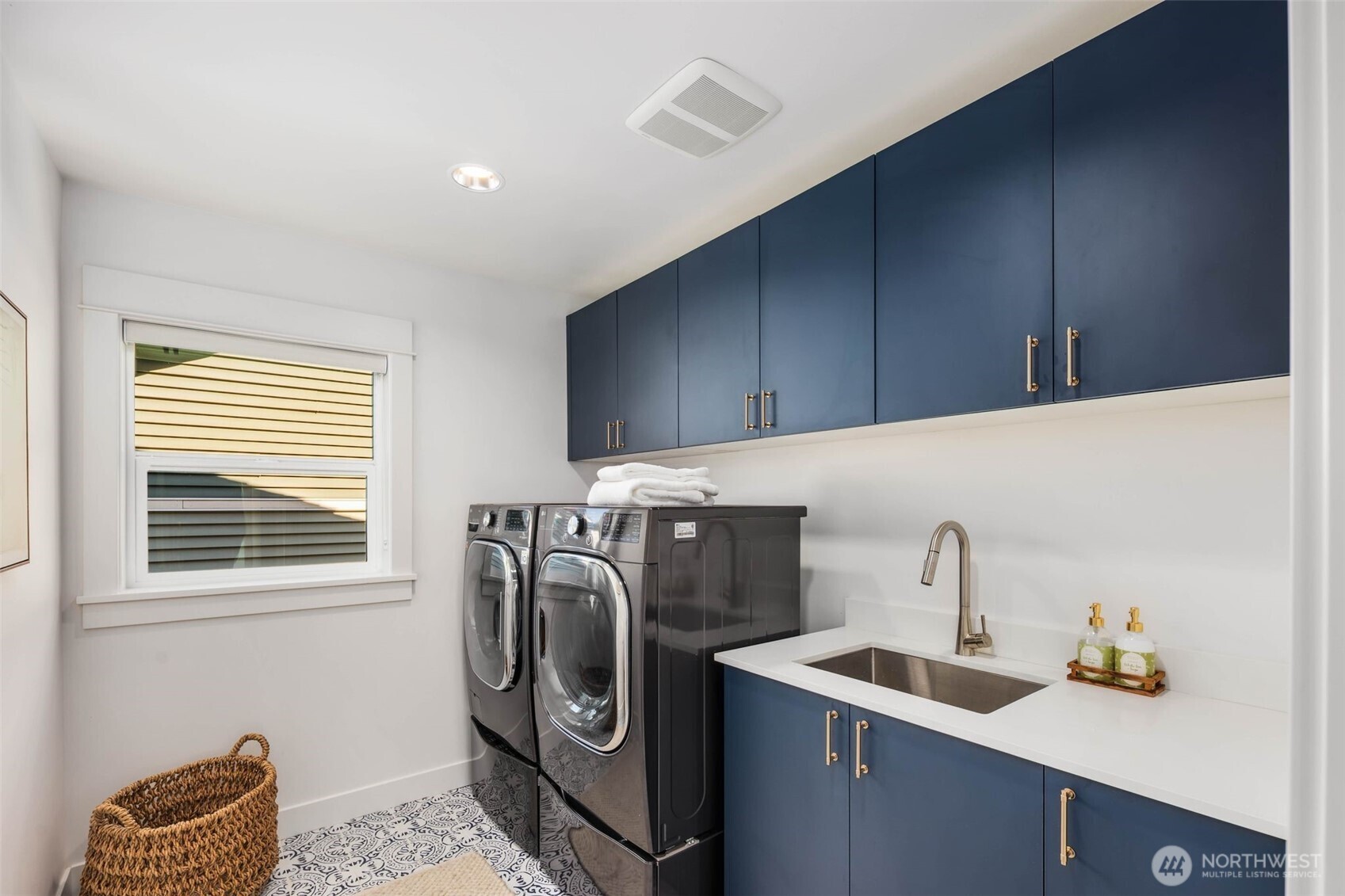 8912 17th Avenue Northeast Seattle, WA 98115 - Photo 31 of 40