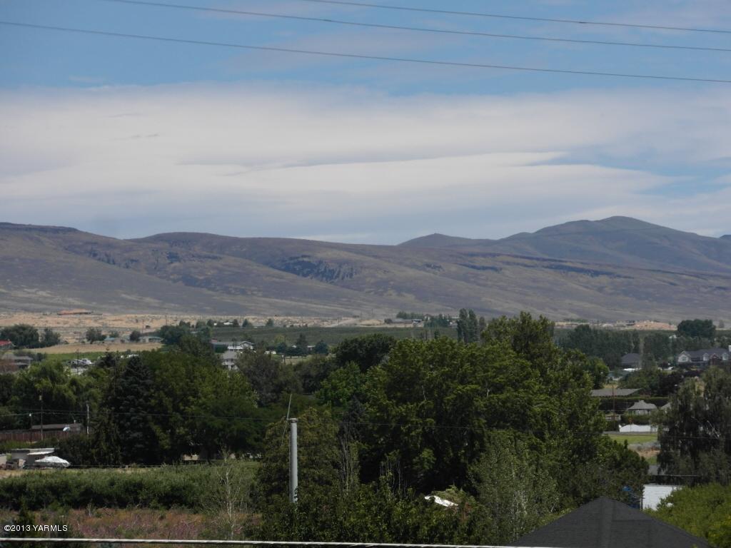 508 Canyon Road Yakima, WA 98901 - Photo 2 of 31 a view of city and mountain