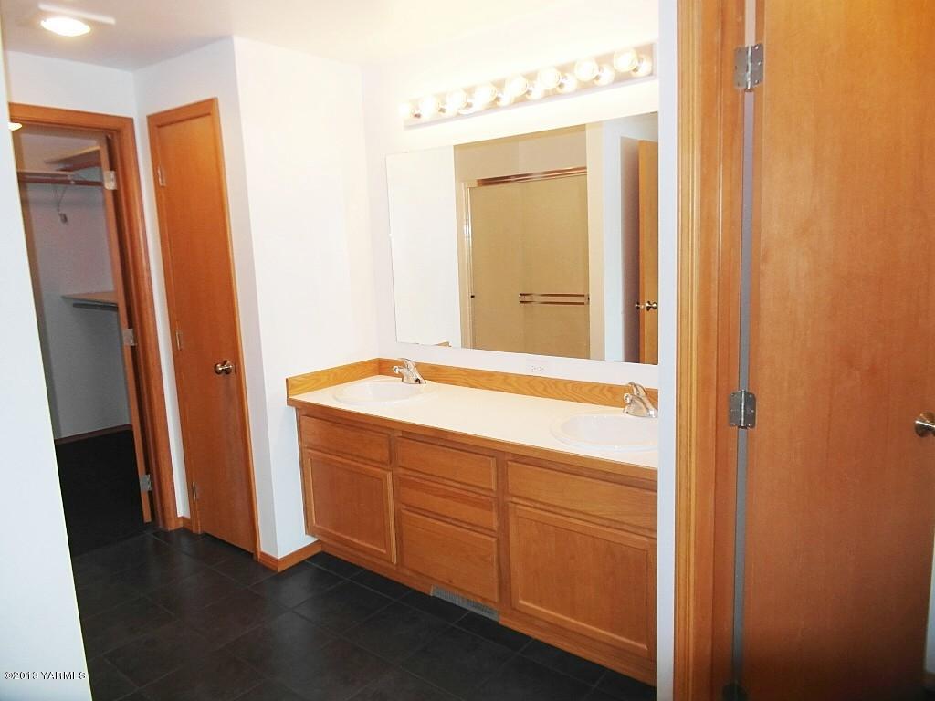 508 Canyon Road Yakima, WA 98901 - Photo 13 of 31 a bathroom with a sink and a mirror