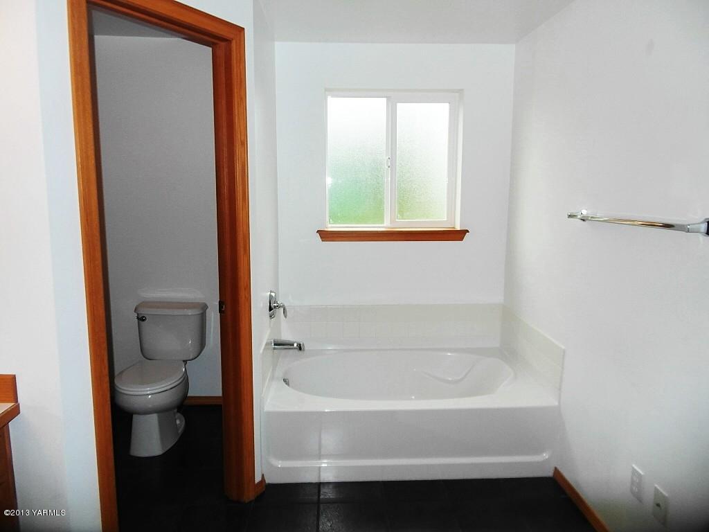 508 Canyon Road Yakima, WA 98901 - Photo 14 of 31 a bathroom with a bathtub and toilet