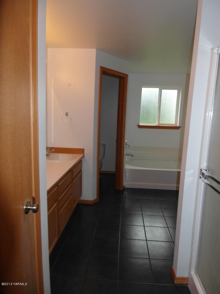508 Canyon Road Yakima, WA 98901 - Photo 17 of 31 a view of walk in closet